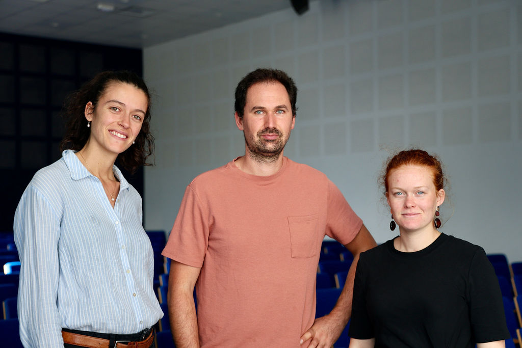 Les trois membres de l’équipe d’accueil dans l’auditorium