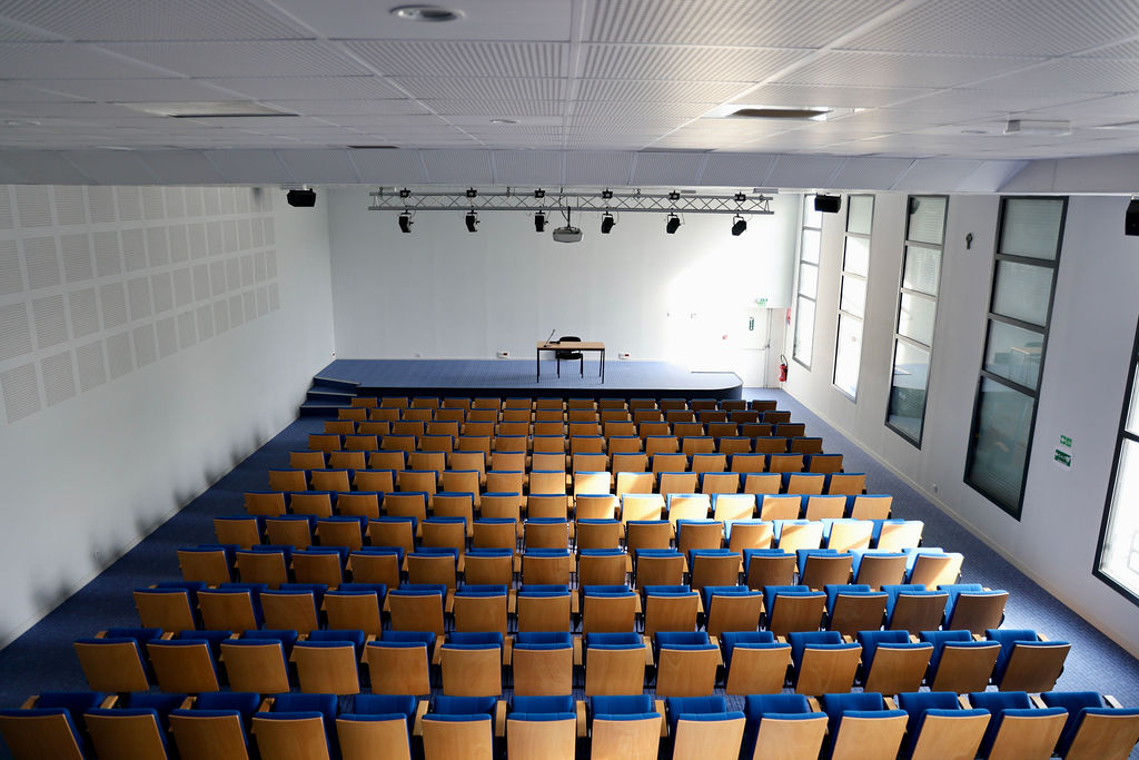 Vue générale de l’auditorium du Cercle Saint-Louis depuis le fond de la salle