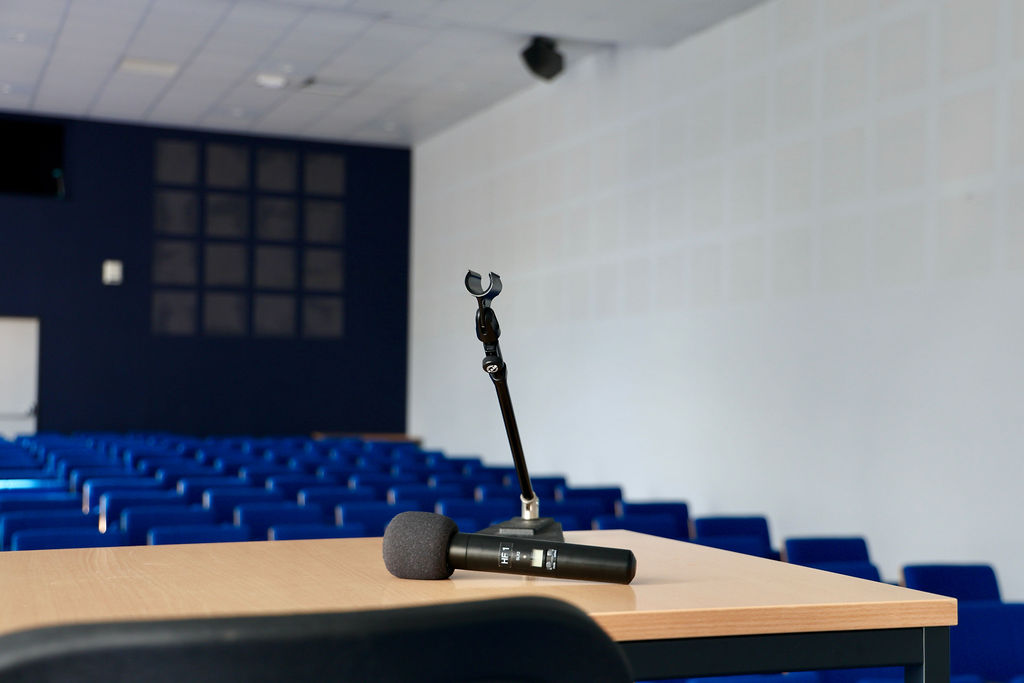 Microphone disponible pour les conférences dans l’auditorium
